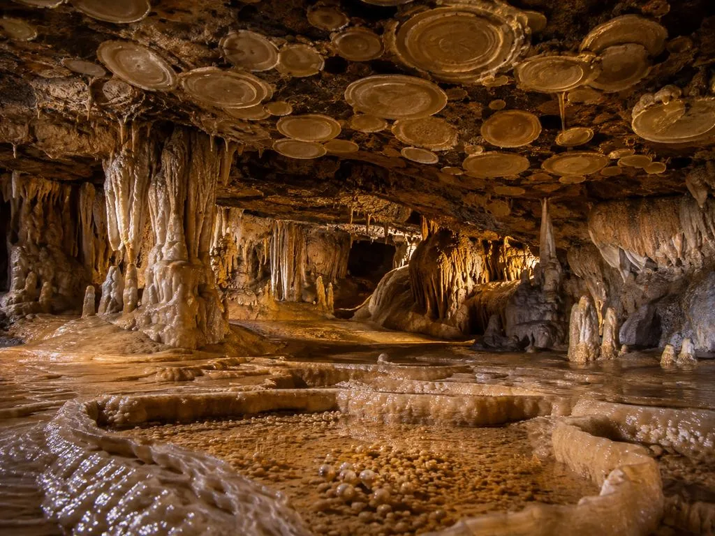 Galerie de concr&eacute;tions de la grotte du Pech Merle, colonnes et draperies de calcite