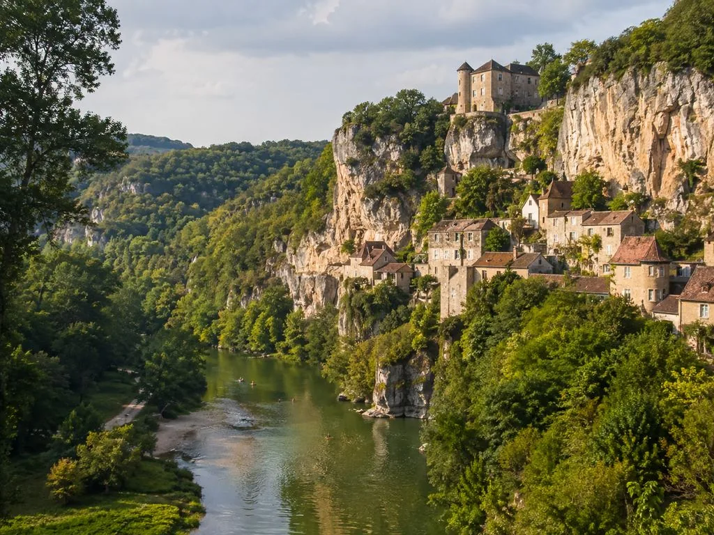 Vall&eacute;e du C&eacute;l&eacute; pr&egrave;s de Cabrerets, falaises calcaires et rivi&egrave;re