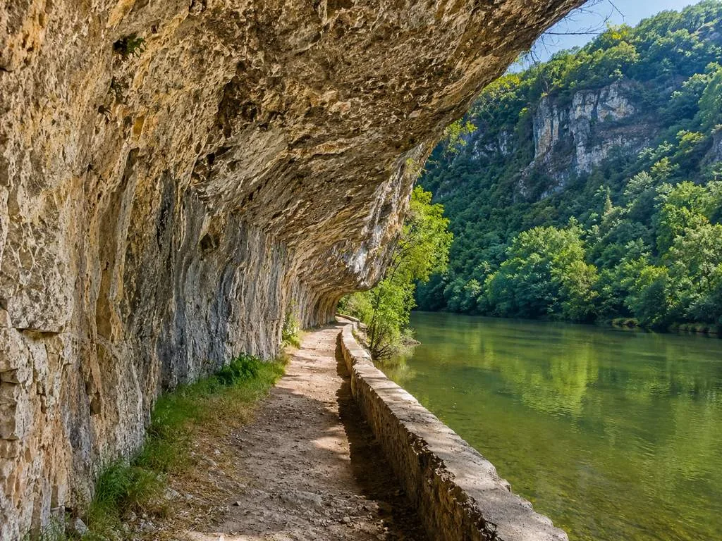 Chemin de halage de Bouzi&egrave;s, taill&eacute; dans la falaise au bord du Lot